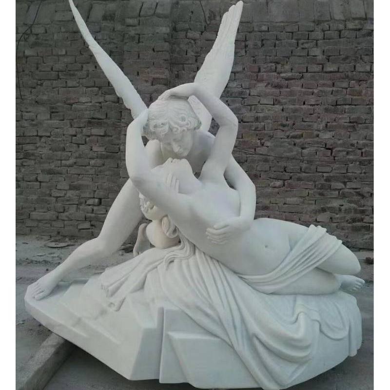 Psique revivida pela escultura de mármore do beijo de Cupido
