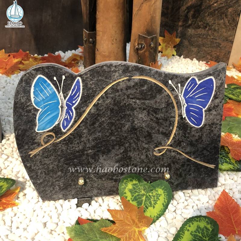 Placa lápide gravura de borboleta em granito azul Bahama
