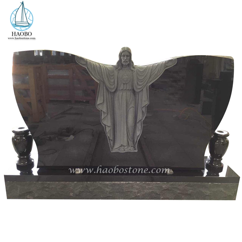 Lápide funerária de granito preto em forma de borboleta esculpida em Jesus
