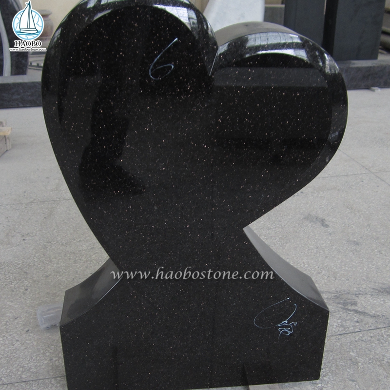 Lápide esculpida com coração de galáxia preta em granito natural
