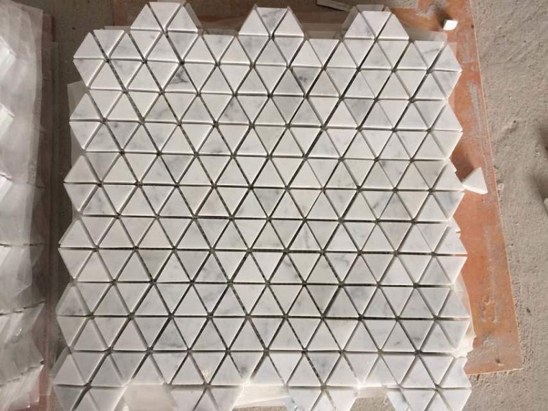 Mosaico de mármore branco carrara em forma de triângulo
