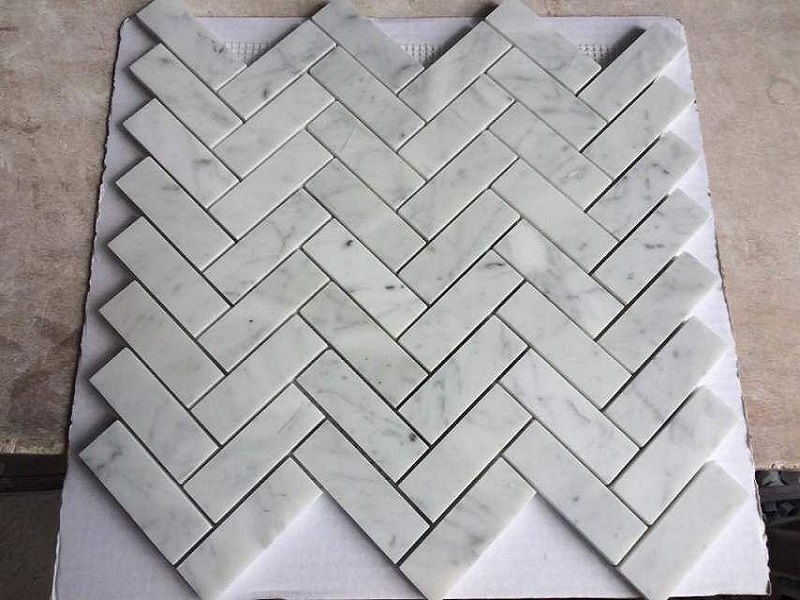 Mosaico de mármore carrara em forma de espinha de peixe
