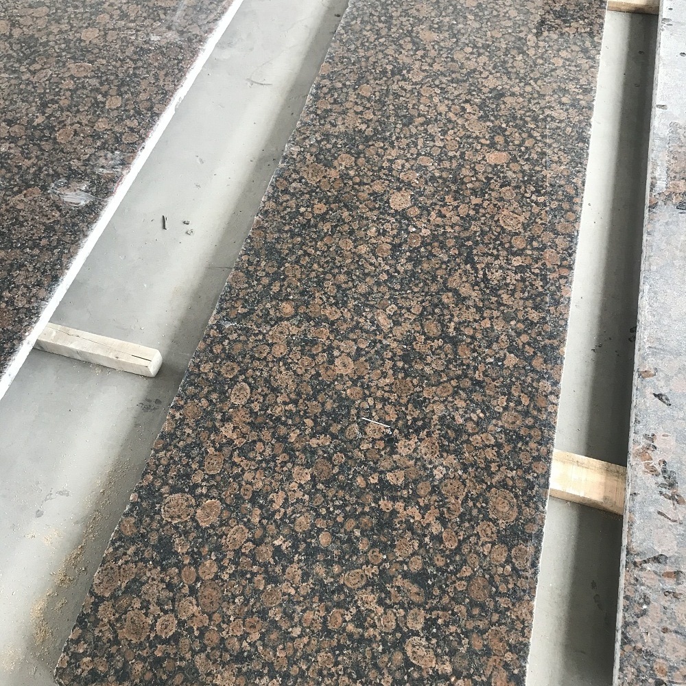 Lajes de granito marrom báltico de boa qualidade
