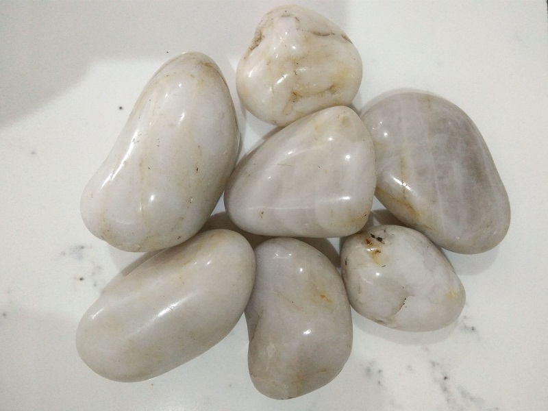 Pedra de seixo branco polido alto 3-5 cm
