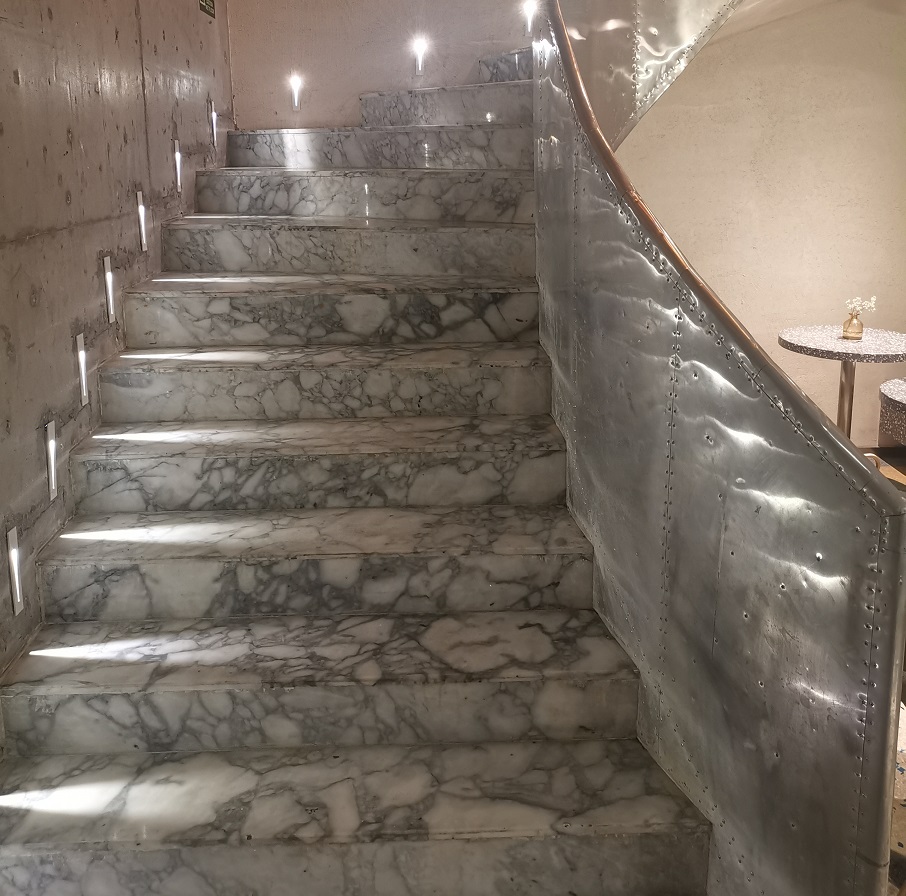 escadas de mármore branco