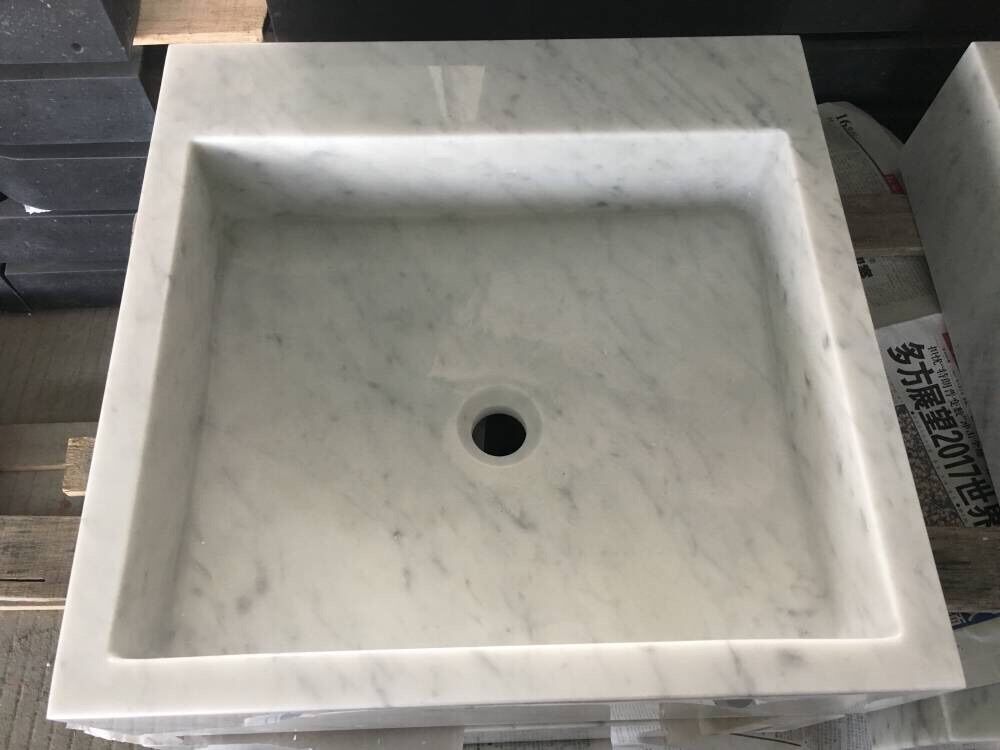 Pia de mármore branco carrara de forma quadrada

