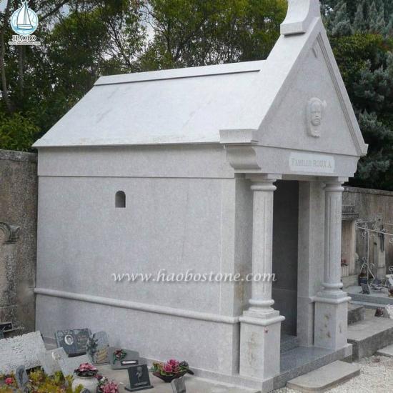 Mausoléu da família esculpida em granito cinza para cremação
