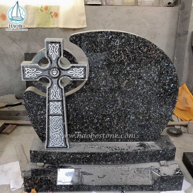 Lápide de funeral de granito pérola azul esculpida em cruz celta
